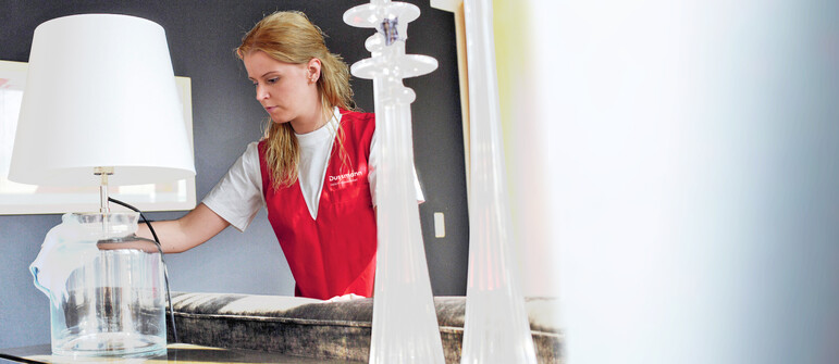 Lamp cleaning in hotel service